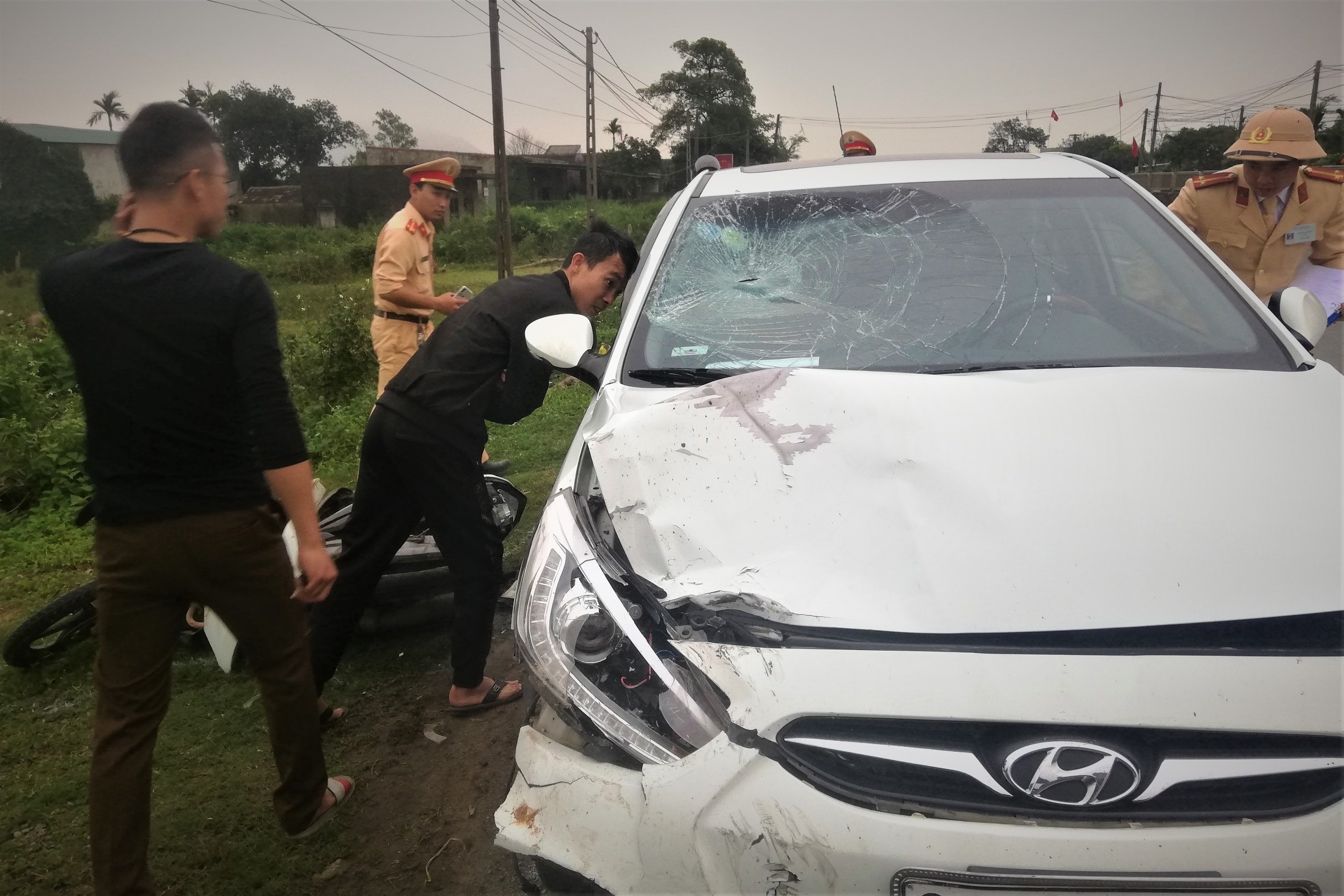 Xe may bi oto con keo le 300 m, nu giao vien tu vong hinh anh