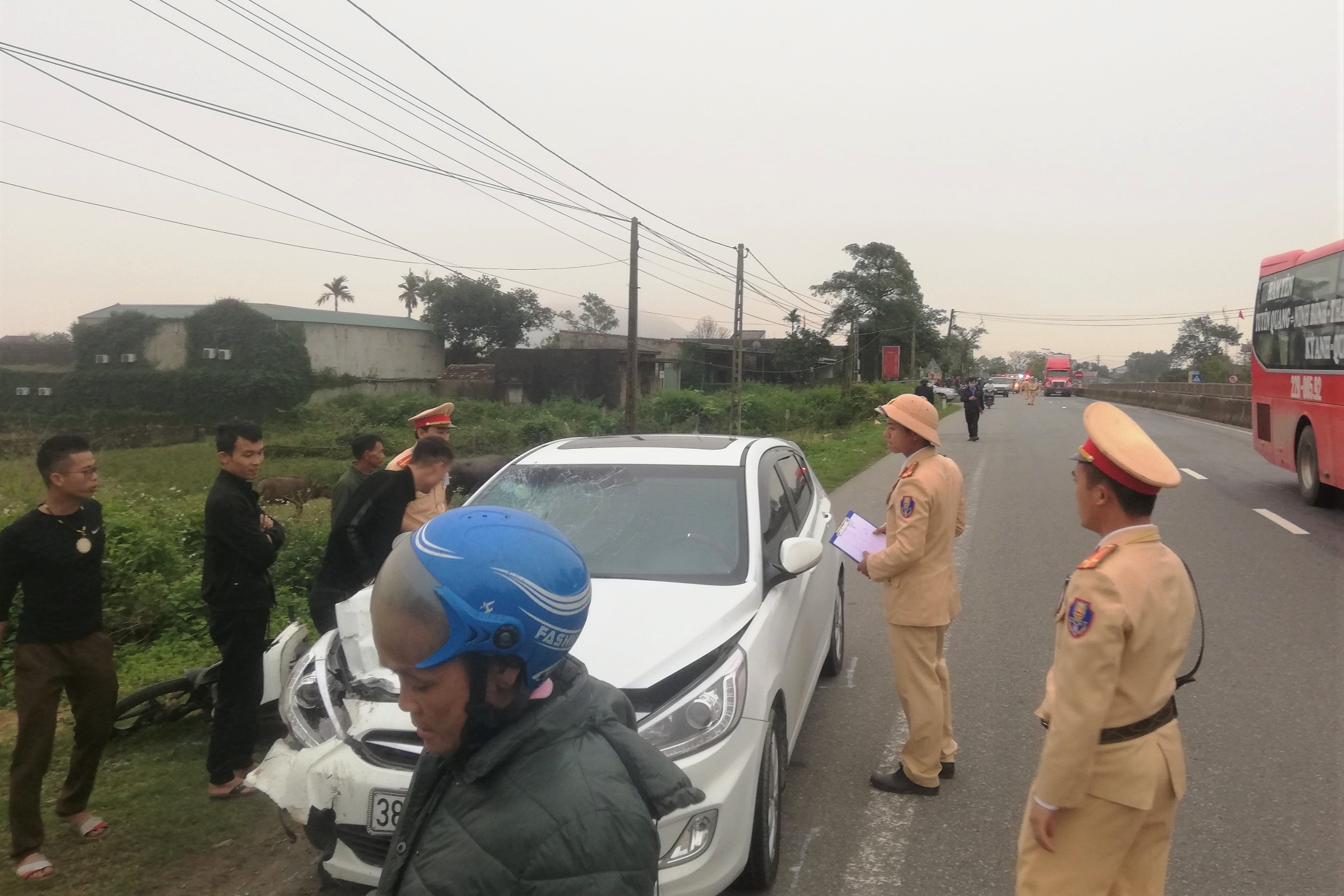 Oto bon cho keo theo xe may khien mot nguoi chet o Ha Tinh. anh 1