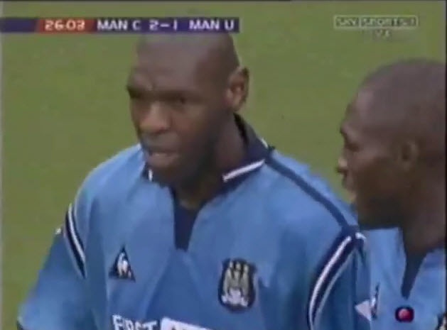 Shaun Goater ghi ban cho Man City sau sai lam ngo ngan cua Gary Neville hinh anh
