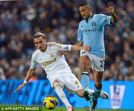 Hậu vệ trái - Gael Clichy: Hoạt động năng nổ ở hành lang cánh trái, Clichy (áo xanh) đã giúp Manchester City lội ngược dòng thành công trước Swansea. Ảnh: Dailymail.