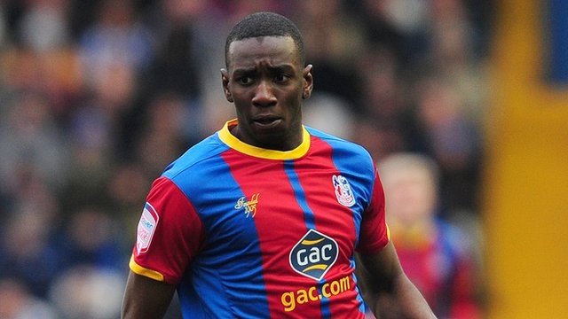 Tiền vệ trái - Yannick Bolasie (Crystal Palace): Bolasie đã khiến hàng thủ của Liverpool trải qua một cơn ác mộng. Dù không ghi bàn nhưng Bolasie  vẫn có một đường chuyền thành bàn góp công vào chiến thắng 3-1 của Crystal Palace trước The Kop. Ảnh: BBC.