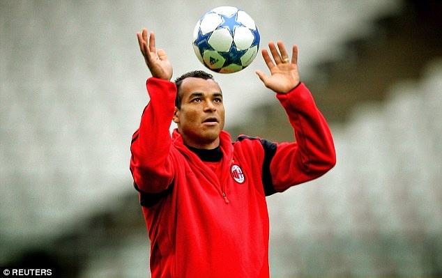 Hậu vệ phải - Cafu: Có lẽ không chỉ mình Yaya Toure mà rất nhiều người cũng phải thừa nhận rằng Cafu là một trong những hậu vệ phải xuất sắc nhất trong lịch sử.