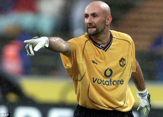 Thủ môn - Fabien Barthez: Có lẽ nhiều cổ động viên Manchester United sẽ bất ngờ với lựa chọn này. Nhưng Yaya Toure lại đánh giá cao màn trình diễn của Barthez trong màu áo đội tuyển Pháp.