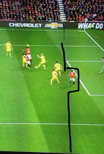 Một CĐV Liverpool còn sử dụng nét vẽ nguệch ngoạc để thể hiện sự bất bình rằng luật việt vị dường như đã bị bóp méo.