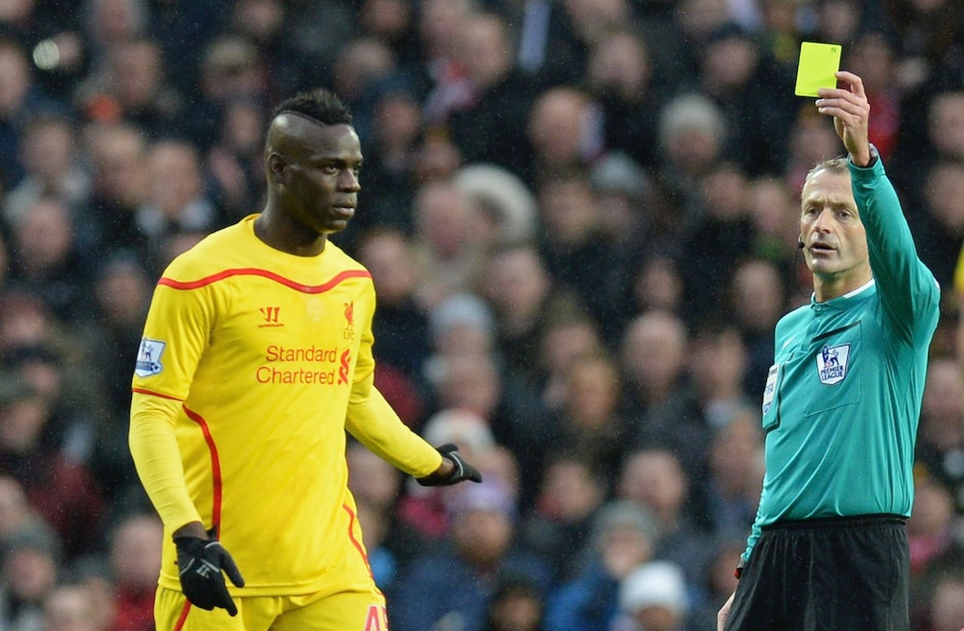 Những gì Balotelli nhận được trong trận này là... một chiếc thẻ vàng.