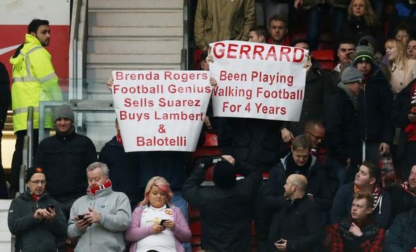 Một nhóm CĐV Man Utd đã giăng biểu ngữ với những nội dung: 