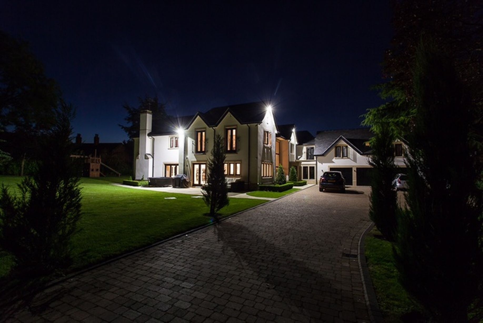 Toàn cảnh phía ngoài căn biệt thự của Di Maria vào buổi tối. Việc Di Maria rao bán căn biệt thự cũng khiến giới truyền thông tại Anh hoài nghi về tương lai của tiền vệ này tại Man Utd.