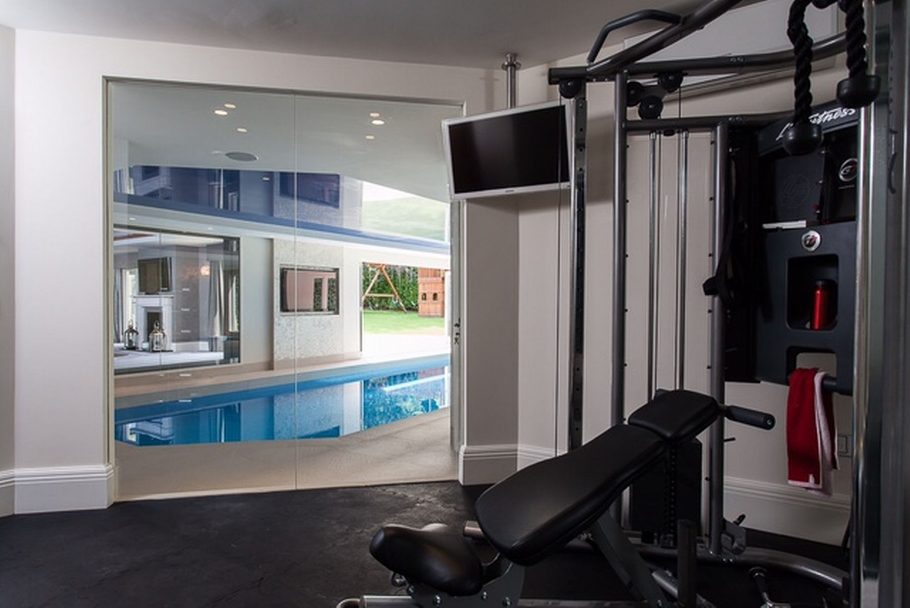 Căn biệt thự có một phòng tập gym với hướng nhìn ra bể bơi, điều này rất phù hợp với những cầu thủ bóng đá.