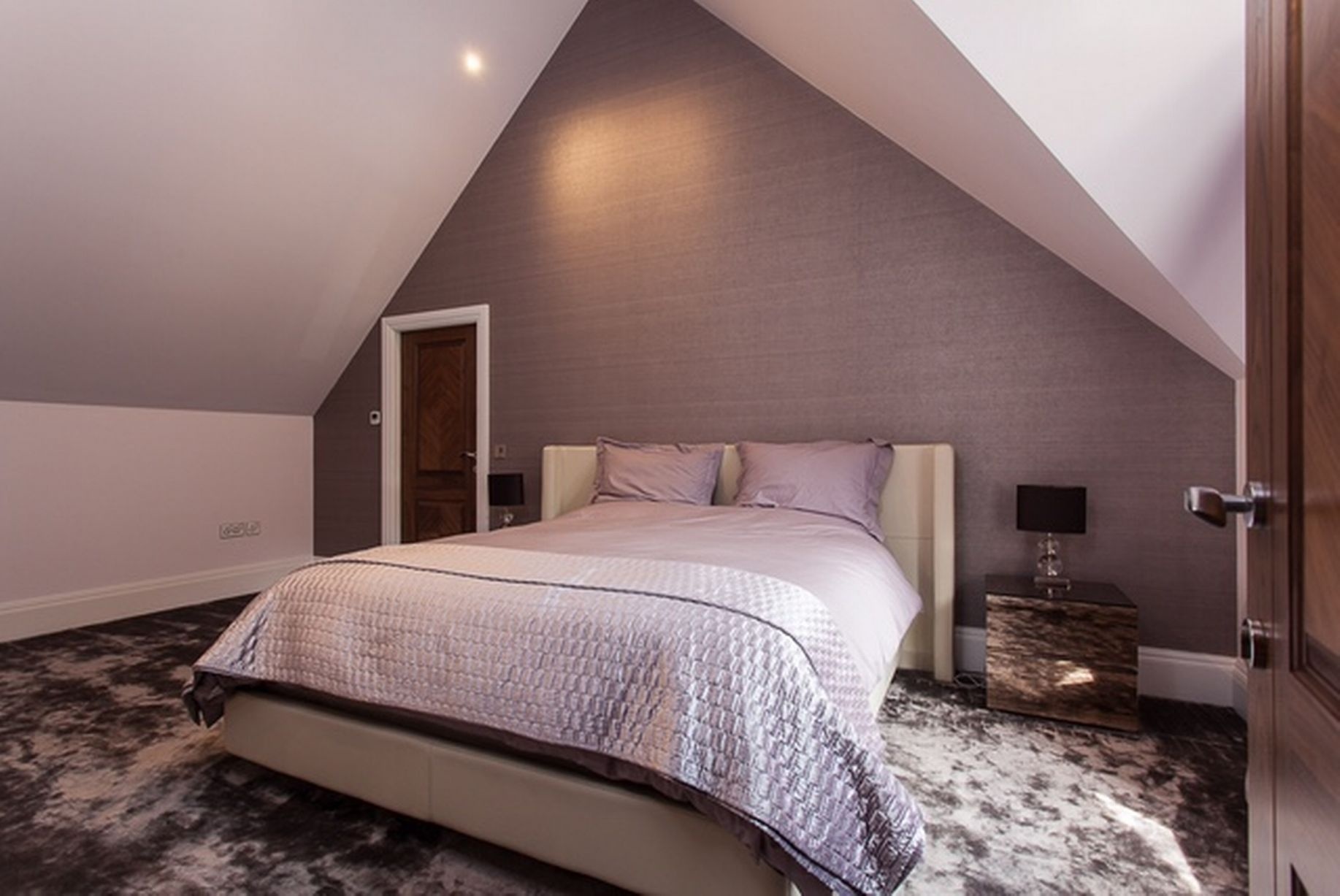 Phòng ngủ dành cho khách cũng được thiết kế đơn giản nhưng cũng rất ấn tượng.