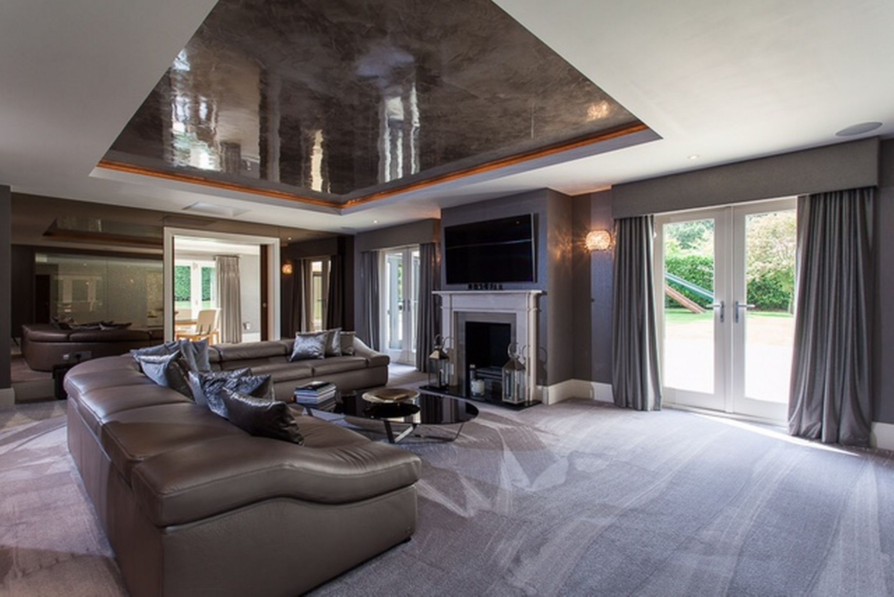 Việc Di Maria rao bán căn biệt thự cũng khiến giới truyền thông tại Anh hoài nghi về tương lai của tiền vệ này tại Man Utd.