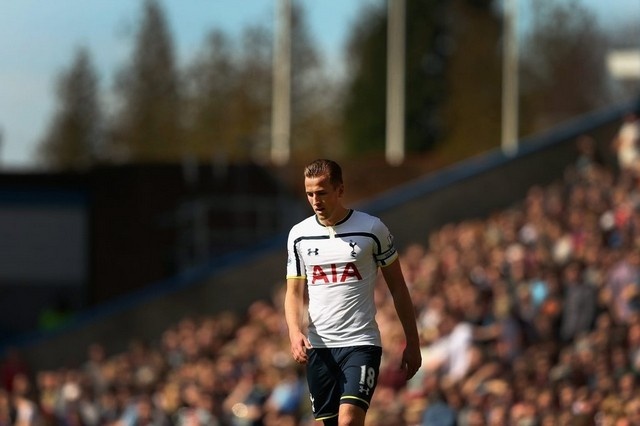 Trong trận đấu với Burnley, Harry Kane đeo băng thủ quân của Tottenham khi mới 21 tuổi 256 ngày, trở thành thủ quân trẻ tuổi nhất tại Premier League mùa này.