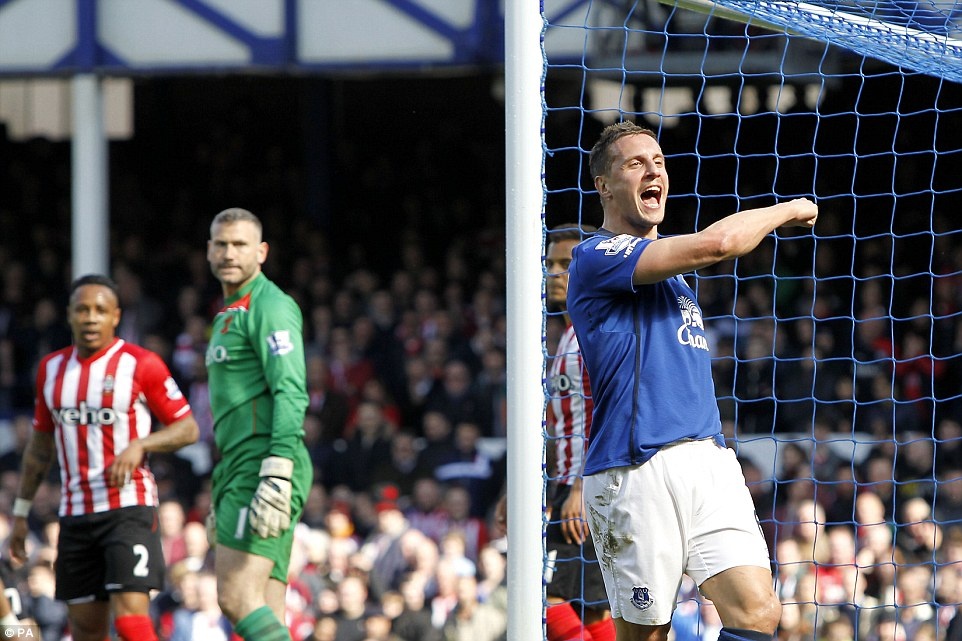 Trung vệ - Phil Jagielka (Everton): Cũng giống Armand, Jagielka cũng làm tốt vai trò phòng ngự với 12 lần phá bóng, đồng thời cũng trực tiếp ghi bàn. Tuy nhiên, bàn thắng của Jagielka có phần quan trọng hơn bởi đây là pha lập công duy nhất của trận đấu giúp Everton đánh bại Southampton.