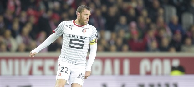 Trung vệ - Sylvain Armand (Rennes): Không chỉ làm tốt vai trò của một trung vệ với 9 pha hóa giải nguy hiểm và 4 lần cướp bóng thành công, Armand còn trực tiếp góp công vào chiến thắng 3-0 của Rennes trước Lorient  với một bàn thắng.