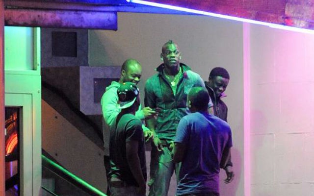 Gia chan thuong khong ra san, Balotelli toi hop dem quay pha hinh anh