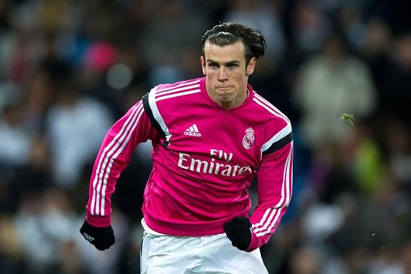 1. Gareth Bale (Real Madrid và ĐT Xứ Wales) - 36,9 km/h: Là một thiên tài thể thao, Bale từng khiến các giáo viên thể dục phải tròn mắt trong những bài chạy ở tốc độ ngắn. Thi đấu ở vị trí chạy cánh, tốc độ của Bale rất hữu dụng khi cầu thủ người xứ Wales thường đẩy bóng qua đối thủ rồi tăng tốc để qua người.
