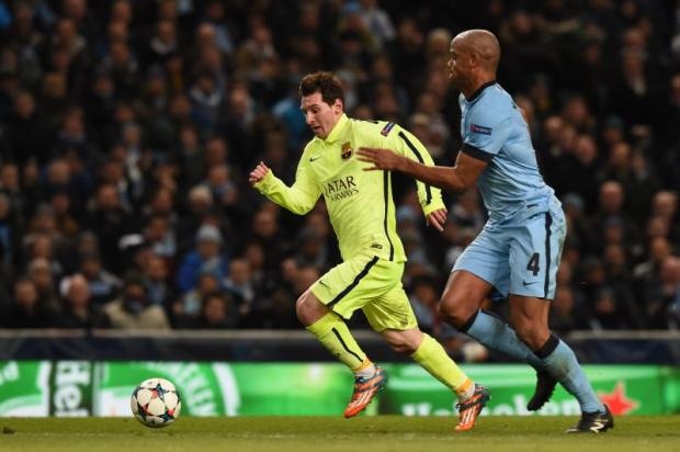 7. Messi (Barcelona và ĐT Argentina) - 32,5 km/h: Với phong cách đi bóng kỹ thuật và đầy tốc độ, nhiều người cho rằng Messi phải đứng ở vị trí cao hơn. Nhưng trên thực tế, tốc độ tối đa của Messi chưa phải quá cao nhưng thế cũng là đủ để gây nên cơn ác mộng cho mọi hàng thủ.