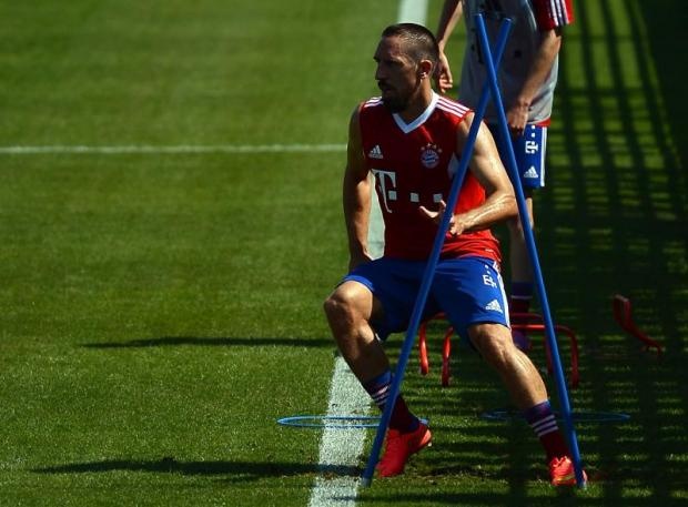 9. Ribery (Bayern Munich và ĐT Pháp) - 30,7 km/h: Không chỉ là một cầu thủ có kỹ thuật cá nhân điêu luyện, Ribery cũng có tốc độ đáng nể, điều mà mọi cầu thủ chạy cánh đều cần. 