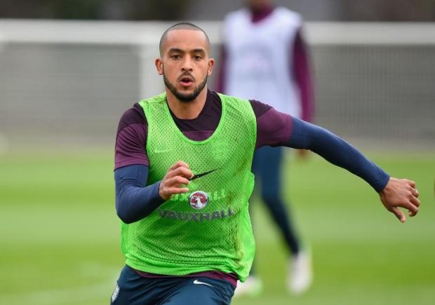 6. Theo Walcott (Arsenal và ĐT Anh) - 32,7 km/h: Từng được đánh giá là người xứng đáng kế thừa danh hiệu 