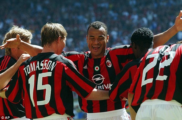 Hậu vệ phải - Cafu: Thi đấu cùng anh ấy nhiều năm liền trong màu áo đội tuyển Brazil, tôi nghĩ Cafu là hậu vệ phải hay nhất mà tôi từng chứng kiến trong sự nghiệp, cũng như ở mọi thời đại. Tôi nghĩ Cafu nằm trong top 5 cầu thủ xuất sắc nhất mọi thời đại của bóng đá Brazil.