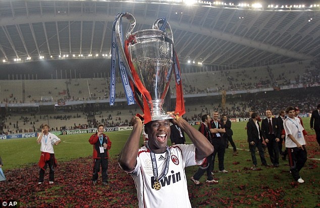 Tiền vệ trung tâm - Clarence Seedorf: Bạn chẳng thể vô địch Champions League với ba câu lạc bộ khác nhau nếu không phải là một cầu thủ thật đặc biệt. Nhiều nhiều người không biết rằng anh ấy cũng thực sự là một người thủ lĩnh. Seedorf luôn sẵn sàng đưa ra lời khuyên cho bất kỳ ai.