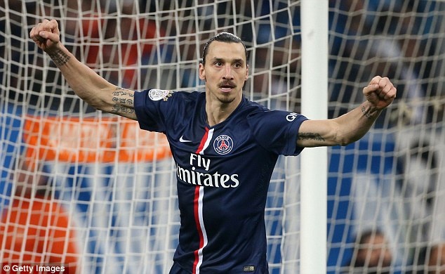 Ibrahimovic vừa nhận một món quà ý nghĩa nhân ngày kỷ niệm cột mốc ghi 100 bàn cho Paris Saint Germain. Ảnh: Daily Mail.