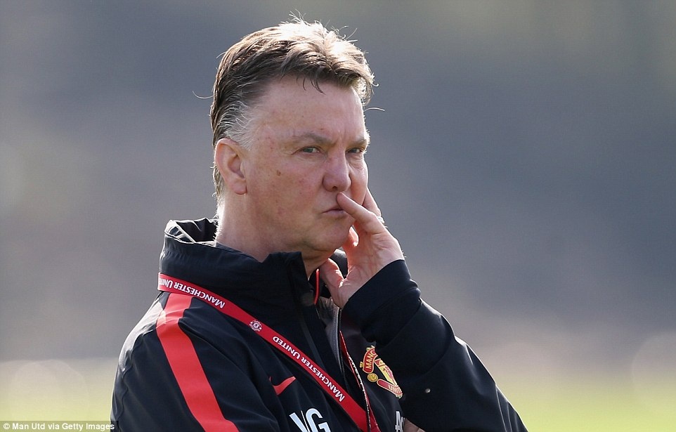 Trái với tâm trạng thoải mái của các học trò, HLV Van Gaal đang phải chơi trò cân não với đồng nghiệp Pellegrini bên kia chiến tuyến nên ít khi người ta thấy chiến lược gia người Hà Lan nở nụ cười.