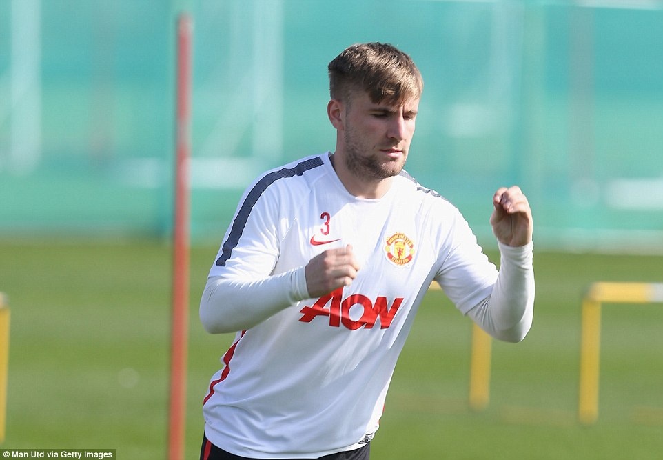 Luke Shaw cũng trở lại tập luyện sau thời gian dài chấn thương nhưng cơ hội để hậu vệ trẻ này được ra sân là rất thấp.