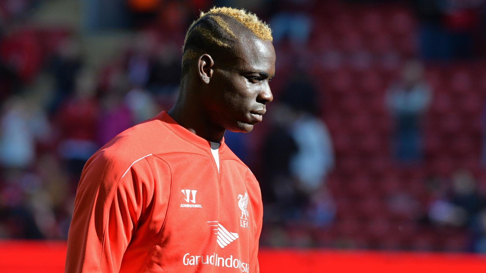 Mario Balotelli (Liverpool): Mất đến 16 triệu bảng để đánh cược, Liverpool đã thua khi đặt niềm tin vào Balotelli. Với chỉ 56% cú sút trúng đích, Balotelli khiến HLV Rodgers thất vọng đến nỗi ông sẵn sàng sử dụng phương án không tiền đạo còn hơn cho 