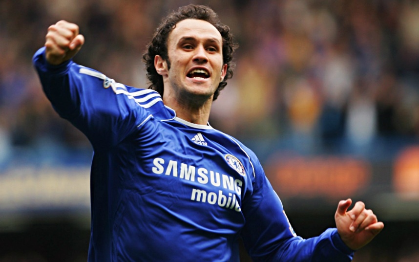 Trung vệ - Ricardo Carvalho: Dù không được đánh giá cao như một số trung vệ khác mà Mourinho từng làm việc chung, nhưng Carvalho vẫn xứng đáng có mặt trong danh sách này. Không phải ngẫu nhiên Mourinho luôn muốn có Carvalho trong đội hình khi làm việc chung với trung vệ này từ Porto tới Chelsea rồi sau này lại tái hợp ở Real Madrid. Không phải mẫu trung vệ thiên về tranh chấp, Carvalho mạnh ở khả năng đọc trận đấu và phán đoán tình huống, thuộc mẫu trung vệ dùng đầu óc nhiều hơn dùng sức.