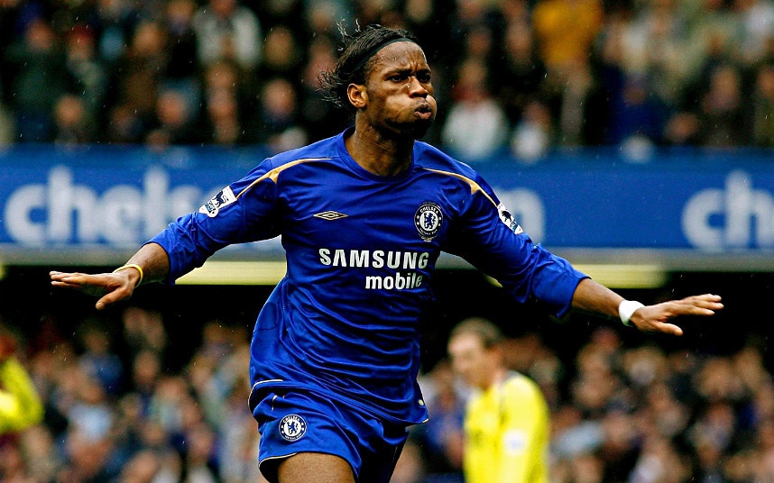 Trung phong - Drogba: Là một trong những tiền đạo xuất sắc nhất trong lịch sử Premier League, cái tên và phong cách thi đấu của Drogba đã trở thành thương hiệu. Ngoài ra, mối quan hệ giữa Drogba với Mourinho cũng vô cùng tốt đẹp.