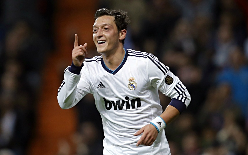 Hộ công - Mesut Ozil: Mourinho từng ví tiền vệ người Đức như Luis Figo hay Zidane. Trên thực tế, Ozil thi đấu tuyệt hay trong màu áo Real Madrid dưới thời Jose Mourinho. Đến khi bị bán cho Arsenal, Ozil vẫn chưa hoàn toàn thể hiện được phong độ đỉnh cao ngày nào.