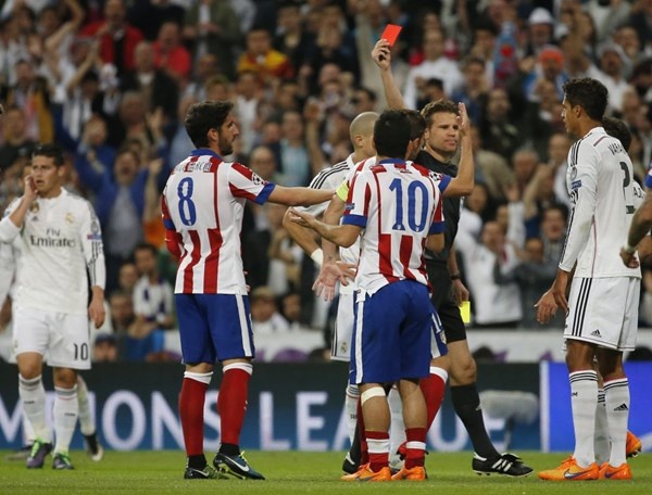 Chiếc thẻ đỏ của Arda Turan chính là bước ngoặt của trận đấu. Ảnh: Mirror.