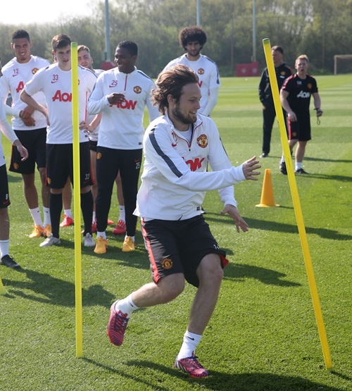 Daley Blind cũng tập luyện cùng các đồng đội. Cầu thủ người Hà Lan vừa hồi phục sau chấn thương nhưng HLV Van Gaal cho biết Blind vẫn có thể ra sân trong trận đấu với Everton.