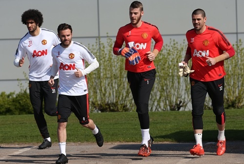 Dàn hảo thủ Man Utd sẵn sàng tập nhẹ để chuẩn bị cho trận đấu với Everton. Nếu giành chiến thắng, họ có cơ hội rất lớn để vươn lên đứng thứ hai trong bảng xếp hankjg/