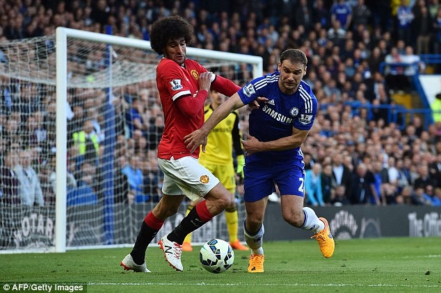 Hậu vệ phải - Branislav Ivanovic (Chelsea): Ra sân 32 trận và ghi được 4 bàn thắng, Ivanovic là mắt xích quan trọng làm nên hàng phòng ngự vững chãi của Chelsea dưới thời Jose Mourinho. Chẳng thế mà đã 31 tuổi nhưng cầu thủ người Serbia vẫn nhận được sự quan tâm của Bayern Munich.
