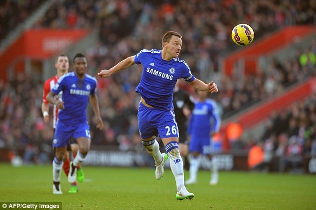 Trung vệ - John Terry (Chelsea - 32 trận, 4 bàn thắng): Dù đã 34 tuổi nhưng Terry vẫn là thủ lĩnh đích thực của hàng thủ Chelsea. Mùa này, thành tích câu lạc bộ để thủng lưới ít nhất Premier League của Chelsea có đóng góp quan trọng của Terry.
