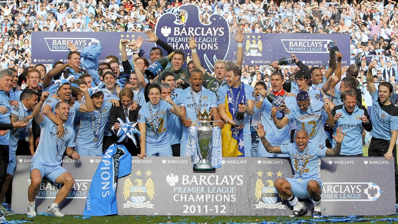 Man City mùa 2012-13 (Lỗ 53,1 triệu bảng): Học theo Chelsea, Man City cũng dùng tiền chiêu mộ những cầu thủ ngôi sao để nhanh chóng vươn tới thành công. Nhờ thế, họ đã vô địch Premier League khi chiêu mộ một loạt cầu thủ ngôi sao thời đó gồm Clichy, Savic , Aguero, Nasri và Pantilimon. Trong số đó, Aguero và Nasri vẫn là những cầu thủ quan trọng của Man City trong thời điểm hiện tại.