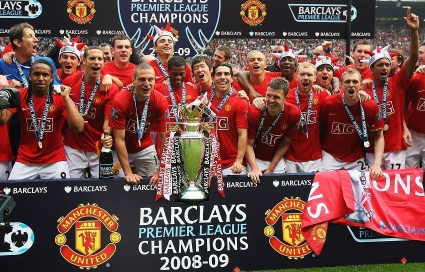 Man Utd mùa 2008-08 (Lỗ 43,8 triệu bảng): Chỉ thu về 2,1 triệu bảng từ tiền bán Eagles và Silvester, Man Utd mùa đó chi ra đến 45,9 triệu bảng để mang về 4 tân binh, trong đó có những cái tên ấn tượng như Berbatov, Rafael và Fabio Da Silva.