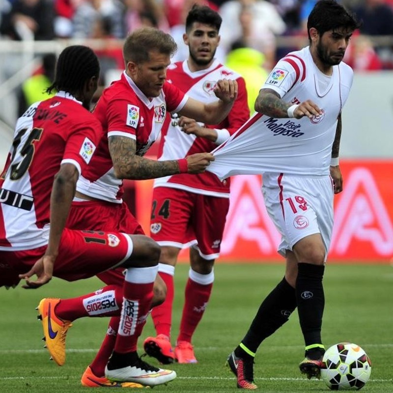 Tiền vệ trung tâm - Ever Banega (Sevilla): Không trực tiếp ghi dấu ấn trong chiến thắng 2-0 trước Rayo Vallecano nhưng sự đóng góp của Banega là rất lớn, khi tiền vệ người Argentina đã