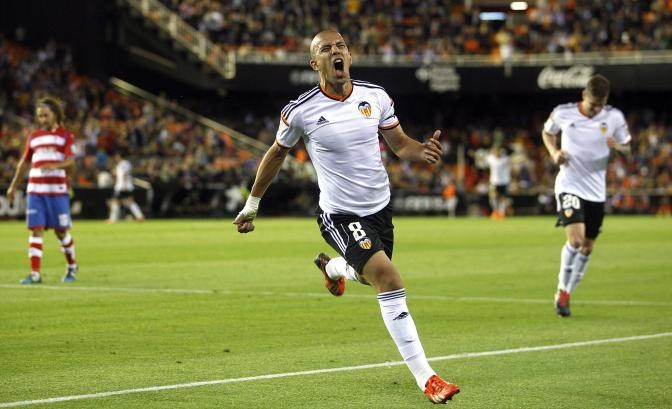 Tiền vệ phải - Sofiane Feghouli (Valencia): Thi đấu bên cạnh Parejo, Feghouli đã chơi rất ăn ý với người đồng đội ở hàng tiền vệ. Chính bộ đôi Feghouli - Parejo đã khiến hàng thủ Granada phải chao đảo nên sẽ thật thiếu sót nếu có Parejo mà không có Feghouli trong đội hình tiêu biểu vòng này. Hơn nữa, Feghouli cũng ghi một bàn thắng góp công vào chiến thắng 4-0 của Valencia trước Granada.