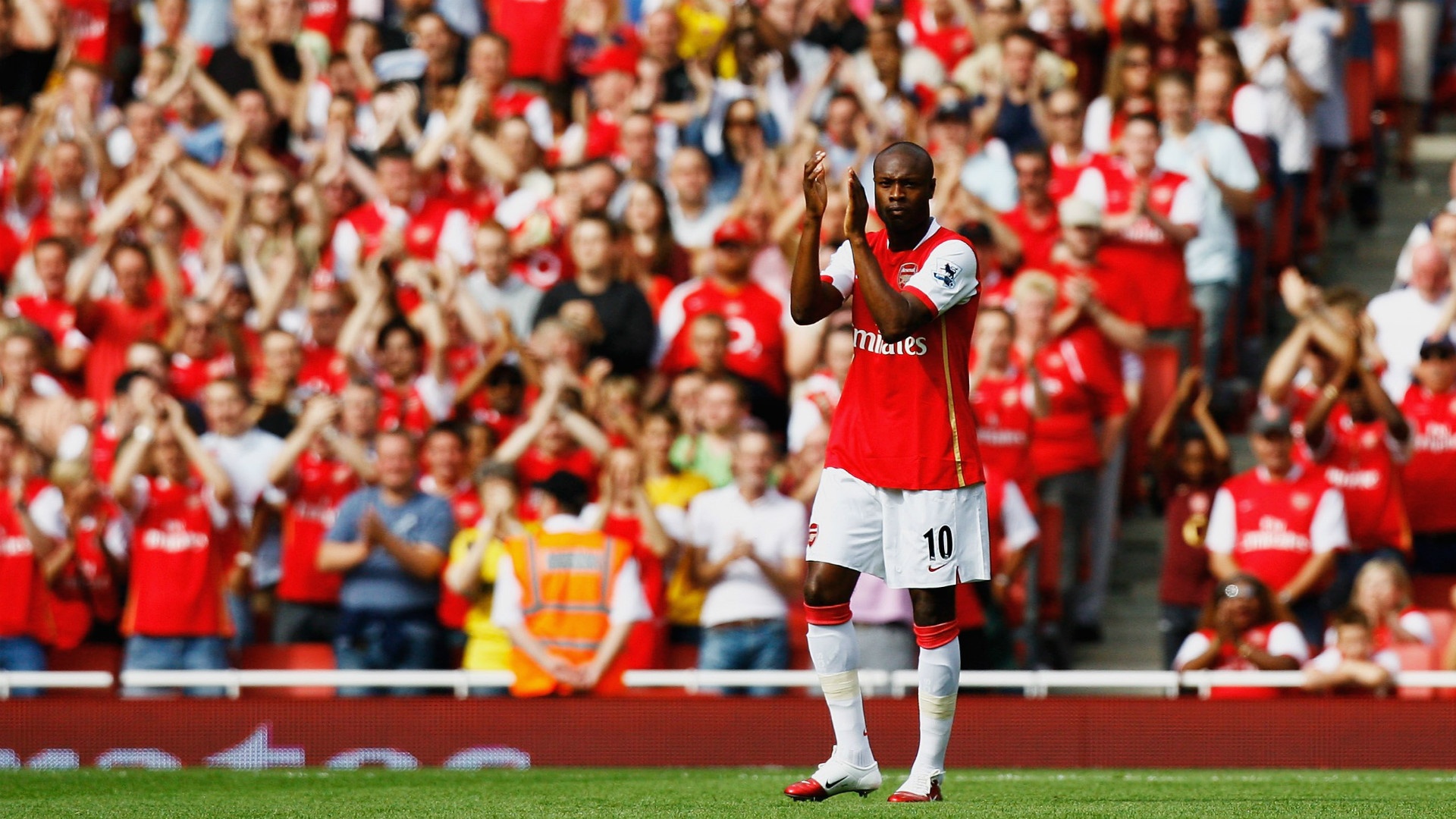 William Gallas (26 bàn): Mạnh ở khả năng không chiến, Gallas từng thi đấu cho cả hai đội bóng kình địch thành London là Chelsea và Arsenal. Trong màu áo đội tuyển Pháp, Gallas cũng ghi được 5 bàn sau 85 trận ra sân.