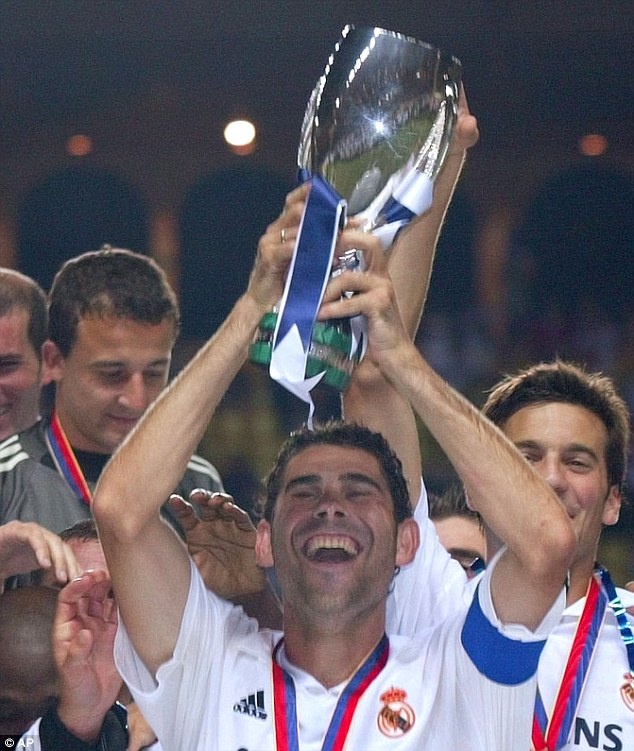 Trung vệ - Fernando Hierro: Ở hàng phòng ngự, Aguero đưa thêm một cầu thủ Real Madrid nữa vào đội hình khi cho rằng 