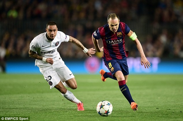 Hộ công - Iniesta: Ở vị trí cầu nối giữa hàng tiền vệ và tiền đạo, Aguero chọn Iniesta. Aguero cho rằng: 