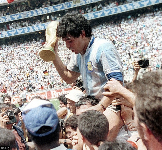 Tiền đạo - Diego Maradona: Dĩ nhiên trong đội hình tiêu biểu của Aguero không thể thiếu Maradona. Aguero từng thừa nhận 