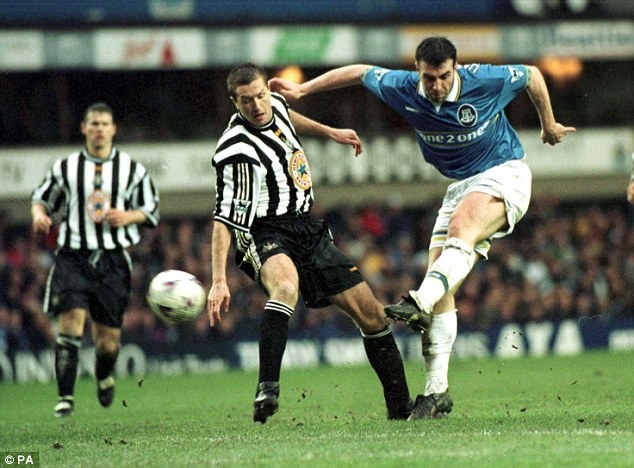 David Unsworth (38 bàn): Từng khoác áo đến 10 câu lạc bộ tại Anh, Unsworth nổi danh với những cú sút sấm sét bằng chân trái. Hậu vệ này cũng thường xuyên thực hiện những cú sút phạt đền hay sút phạt trực tiếp. Thực ra, Unsworth đã ghi được 46 bàn thắng nhưng có 8 bàn trong số đó được hậu vệ này ghi tại giải hạng nhất (Championship).