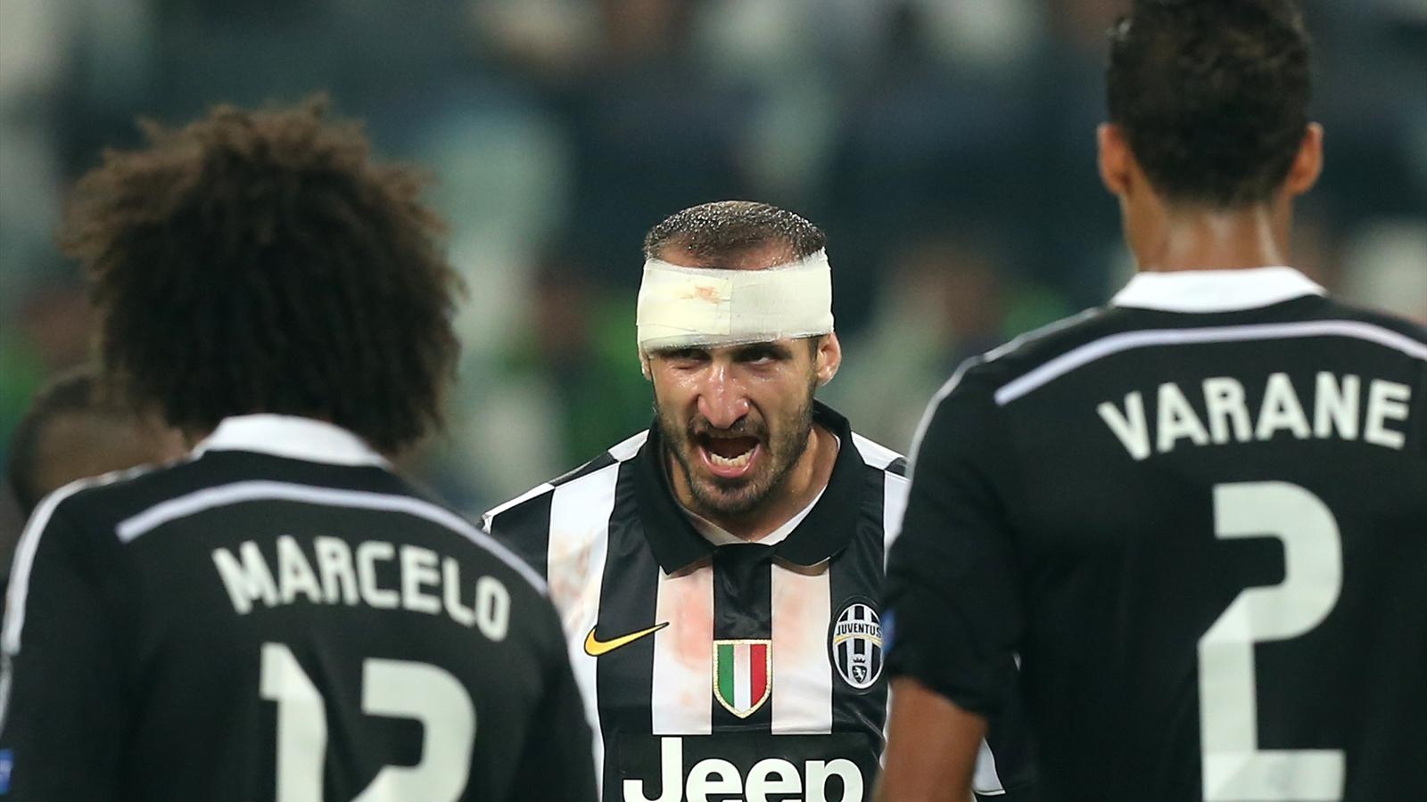 Hình ảnh Chiellini với chiếc băng trắng trên đầu và chiếc áo dính máu thể hiện rõ nhất quyết tâm chiến thắng của Juventus. Ảnh: Eurosport.