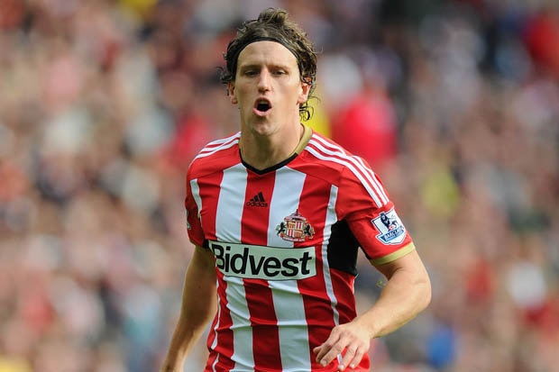 3. Billy Jones (Sunderland) - 35,07 km/h: Sunderland đang trải qua một mùa giải đáng buồn và Jones là điểm sáng hiếm hoi khi có tên trong danh sách này. Ngoài tốc độ, Jones cũng là một hậu vệ khá 