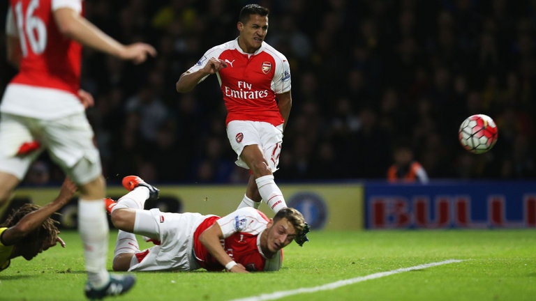 Tiền vệ phải - Alexis Sanchez (Arsenal): Tiền vệ người Chile tiếp tục chuỗi phong độ ấn tượng bằng bàn thắng vào lưới Watford sau nỗ lực của đồng đội Mesut Ozil. Càng ý nghĩa hơn khi bàn thắng mở tỉ số của Sanchez cũng đánh sập lối chơi phòng ngự của Watford, giúp Arsenal sau đó có được chiến thắng 3-0 một cách dễ dàng hơn.