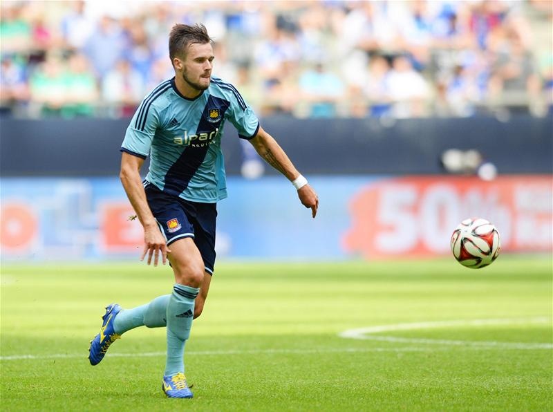 8. Carl Jenkinson (West Ham): Thi đấu cho West Ham theo dạng cho mượn, Jenkinson đang có phong độ rất tốt khi ghi được 2 bàn trong 7 trận ra sân tại Premier League. Tốc độ cũng chính là một trong những điểm mạnh của Jenkinson.