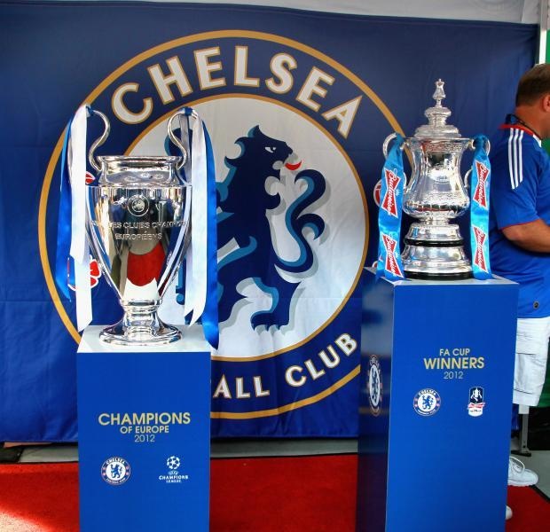 2. Chelsea (15 danh hiệu): Thành công của Chelsea tại kỷ nguyên Premier League gắn chặt với sự  hiện diện của Chủ tịch Abramovic. Cả 4 danh hiệu vô địch Premier League của Chelsea đều trong thời kỳ Chủ tịch Abramovich nắm quyền. Ngoài ra, Chelsea còn 5 lần vô địch FA Cup, 4 lần tại League Cup, 1 lần vô địch Champions League và 1 lần tại Europa League.  